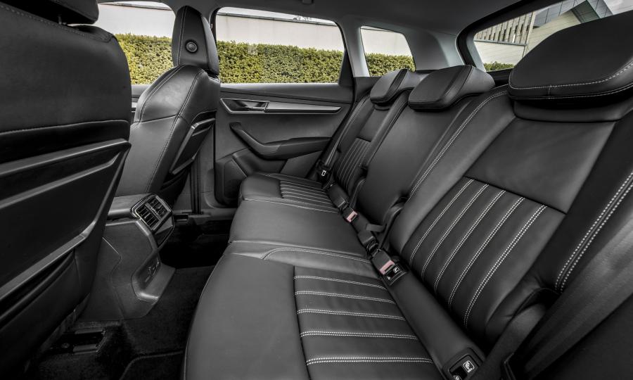 Интерьер Skoda Karoq 4x4 2017 года  (UK) (фото 10 из 40)